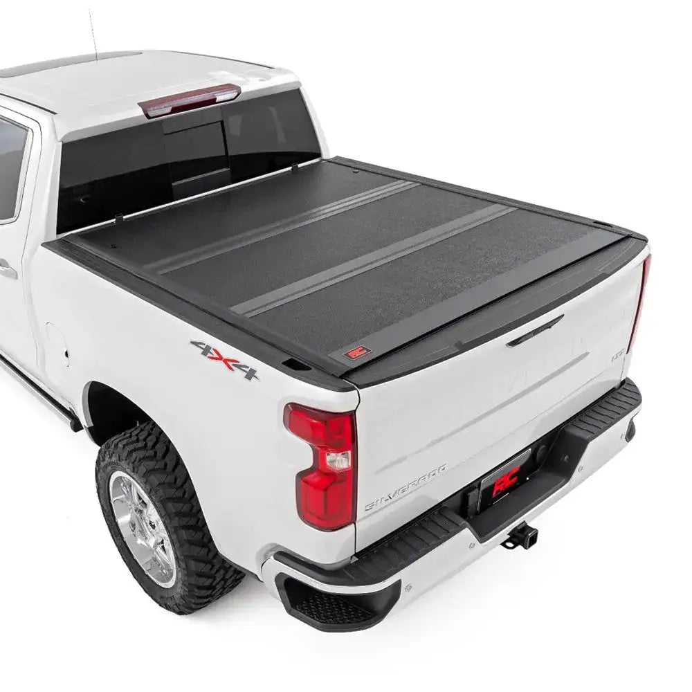 Solid Tri-fold Lavprofil Deksel Rough Country 5’10’ - Gmc Sierra 1500 19- - 3