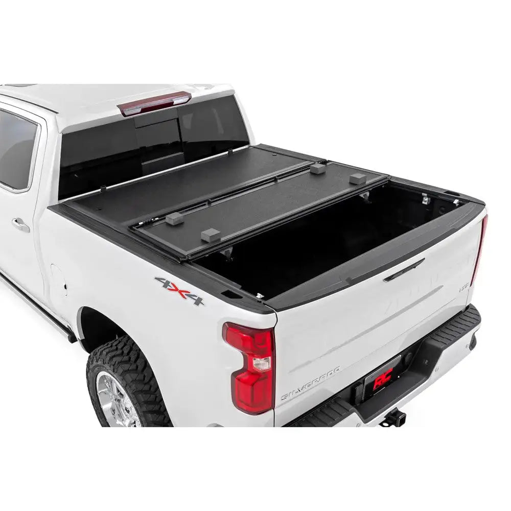 Solid Tri-fold Lavprofil Deksel Rough Country 5’10’ - Gmc Sierra 1500 19- - 5