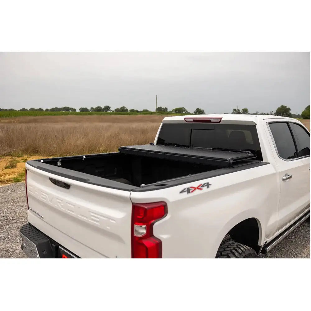 Solid Tri-fold Lavprofil Deksel Rough Country 5’10’ - Gmc Sierra 1500 19- - 16