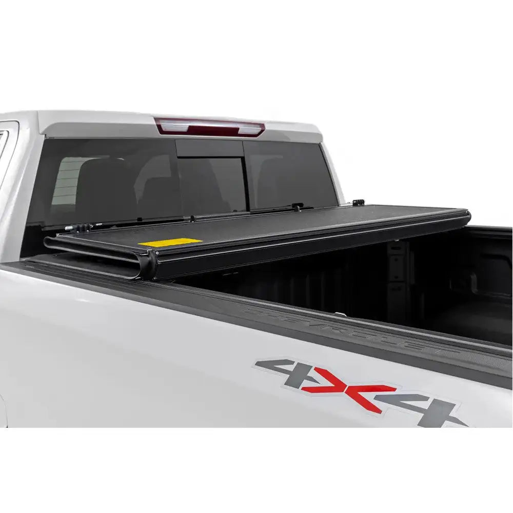 Solid Tri-fold Lavprofil Deksel Rough Country 5’10’ - Gmc Sierra 1500 19- - 10