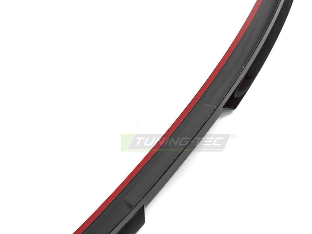 BMW 5-Serie G60 med Perform Style baklokkspoiler i blank sort finish sidevinkel