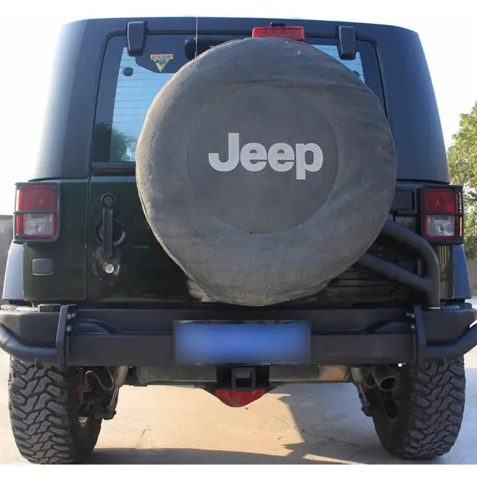 Støtfanger bak stål til Jeep Wrangler JK, svart med hvit logo, montert på reservehjul bak på SUV.