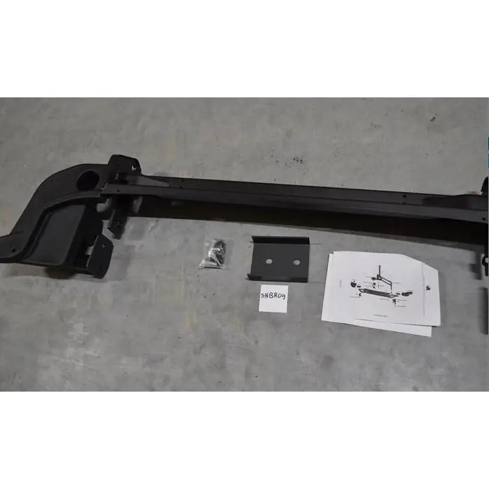 Bakre støtfanger stål til Jeep Wrangler JK 07-17 med monteringsdeler og instruksjoner på grått underlag.