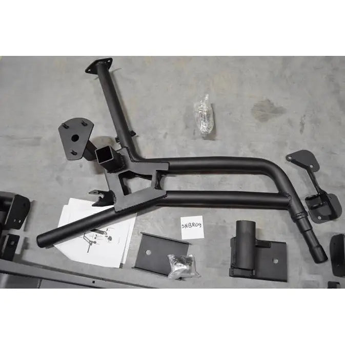 Bakre bumper til Jeep Wrangler JK 07-17 med monteringsdeler og tilbehør vist ovenfra.
