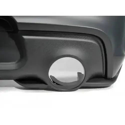 Bakre bumper Suzuki Swift VI Sport Style nærbilde med teksturmønster og rund åpning i sort plast.