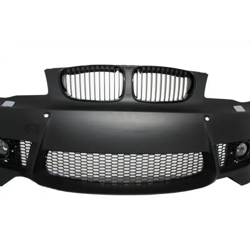 Støtfanger foran Bmw 1 Serie E88 07-11 sort med grill og bikubemønstret luftinntak, rett forfra.
