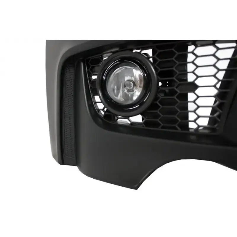 Front bumper til BMW 1 Serie E88, nærbilde av sort støtfanger med tåkelykt og bikubemønstret grill.