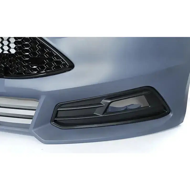 Frontbumper nærbilde av matt grå støtfanger til Ford Focus 15-18 Sport ST med svart ramme og grill.
