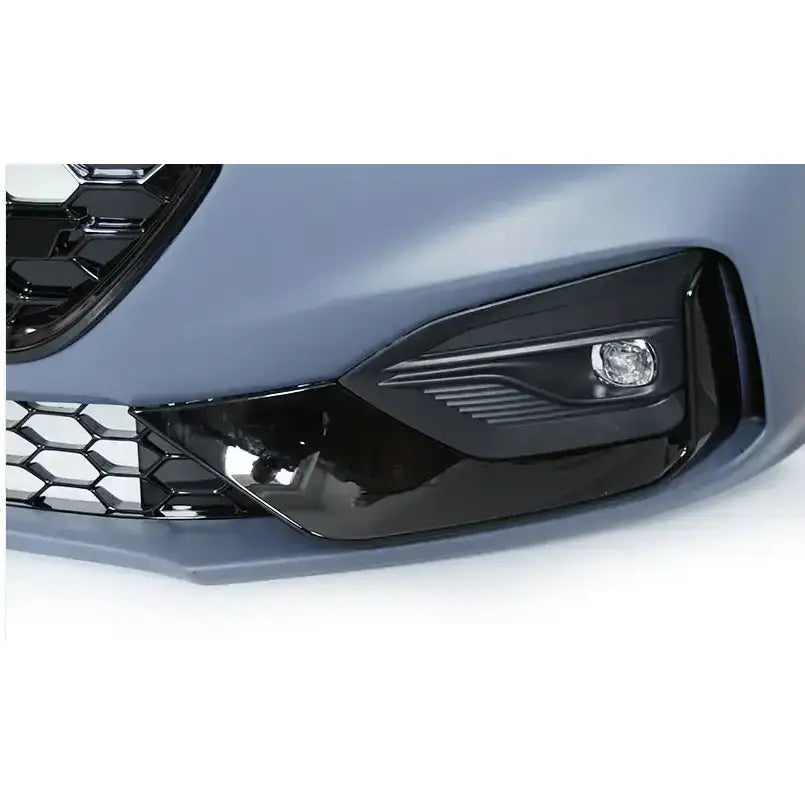 Frontbumper til Ford Focus 18-21 Sport ST med sort grill, integrert tåkelys og glanset svart innramming.