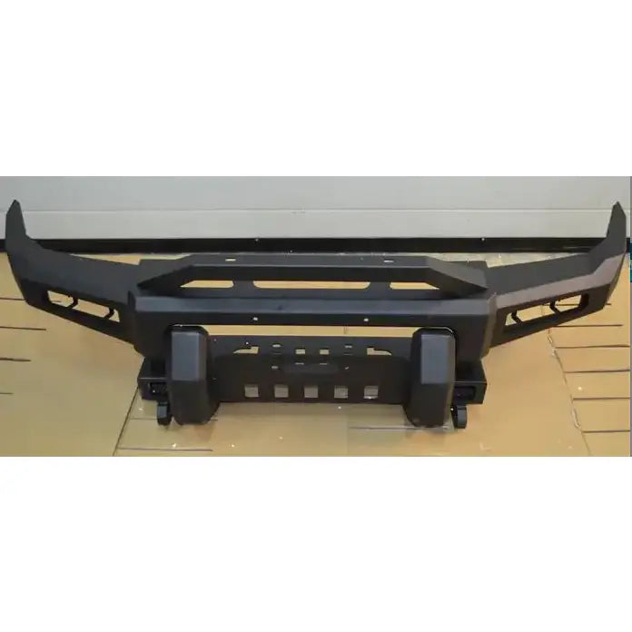 Front bumper av stål til Suzuki Jimny 97-17 sett forfra med åpninger og festepunkter synlige.