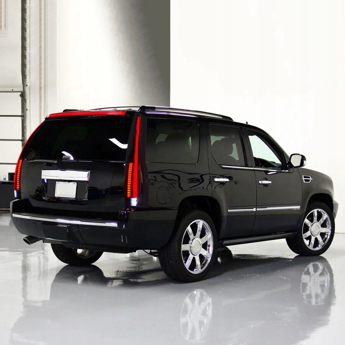 Sort Escalade-look hekk med røkfargede lykter montert på SUV.