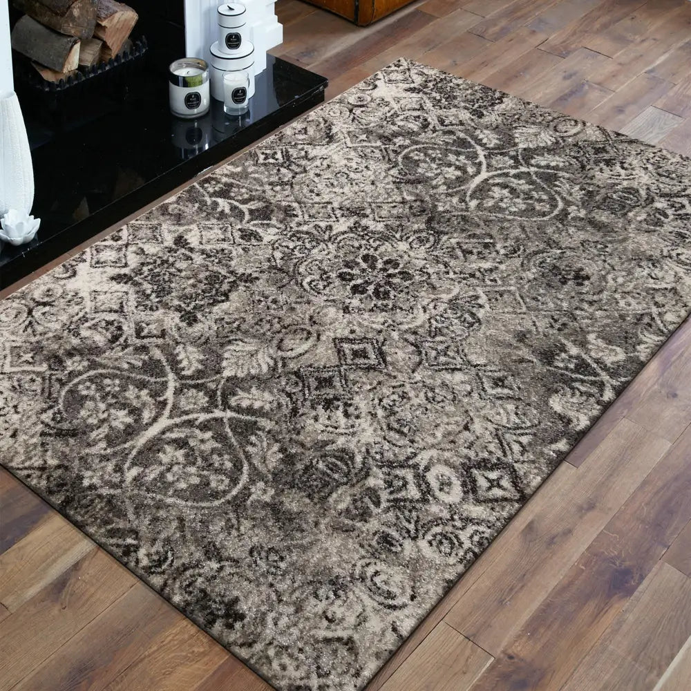 Tepe Moderne Panamero teppe 200 x 290 cm, grått og beige orientalsk mønster på tregulv ved peis.