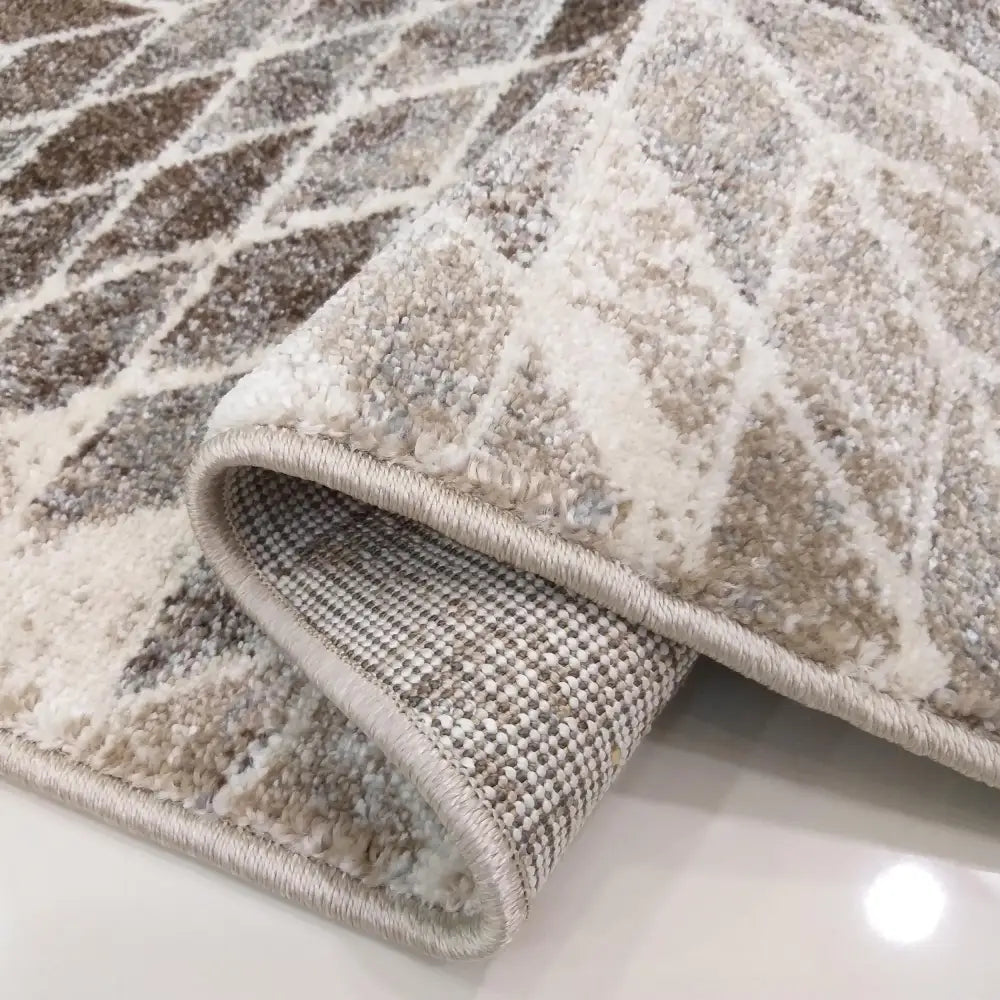 Beige Panamero 10 teppe i nærbilde, diamantmønster og brettet hjørne som viser myk overside og antiskli underside.