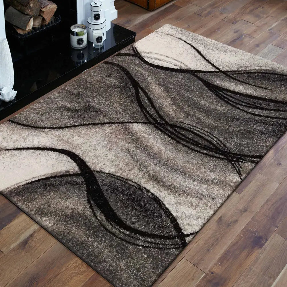 Tepe Nyanser av Grått teppe 200 x 290 cm, bølgemønster i gråtoner og beige på tregulv ved peis.