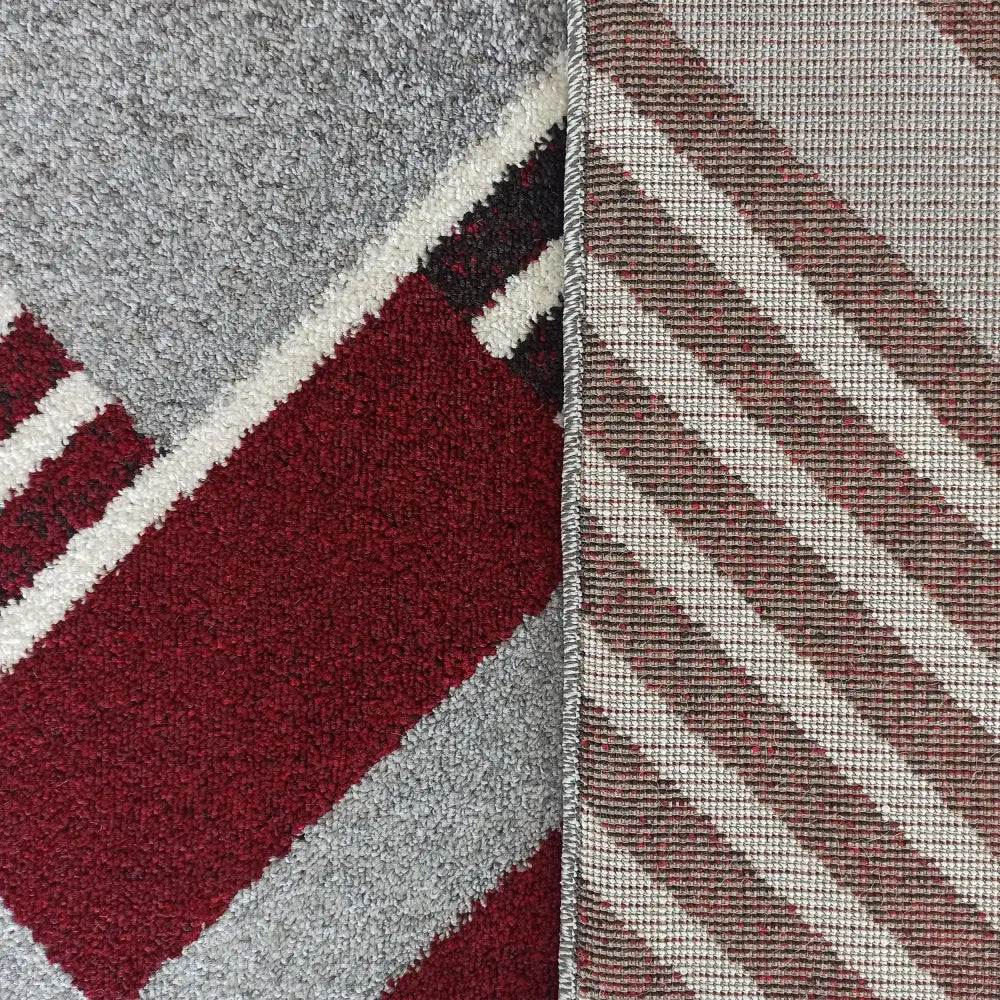 Tepe Otto teppe nærbilde, grå og røde geometriske felt, samt baksiden med stripete veving i beige og brunt.