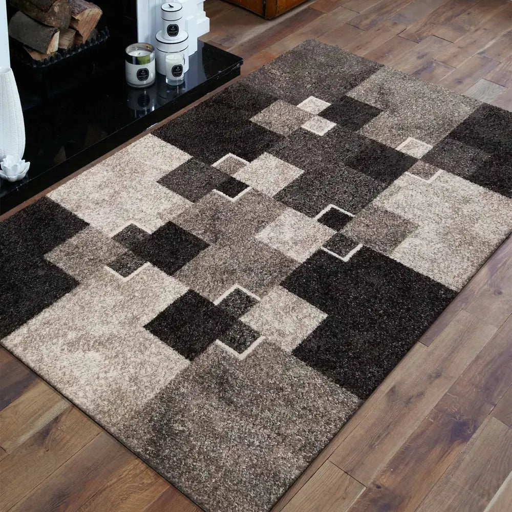 Tepe Panamero teppe 200 x 290 cm, geometrisk mønster i brunt, beige og grått på tregulv, skrått ovenfra.