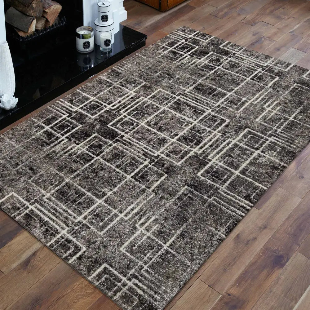 Tepe Panamero teppe i grå og brune toner, geometrisk mønster med lyse firkanter, skråvinklet på tregulv.