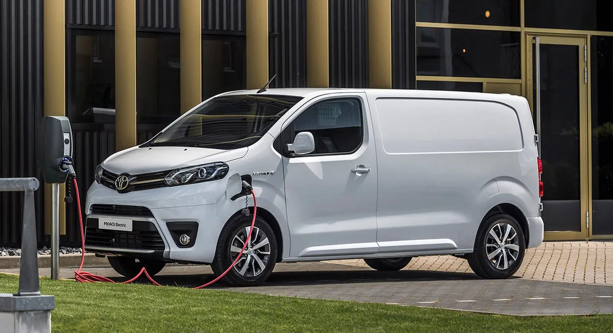 Fastmontert slepekrok til Fiat SCUDO med synlig kulefeste og monteringspunkter
