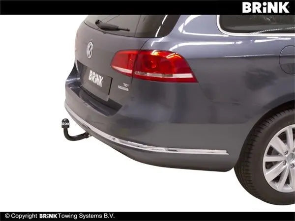 Tilhengerfeste fra Brink montert under bakfangeren på Volkswagen Passat B7