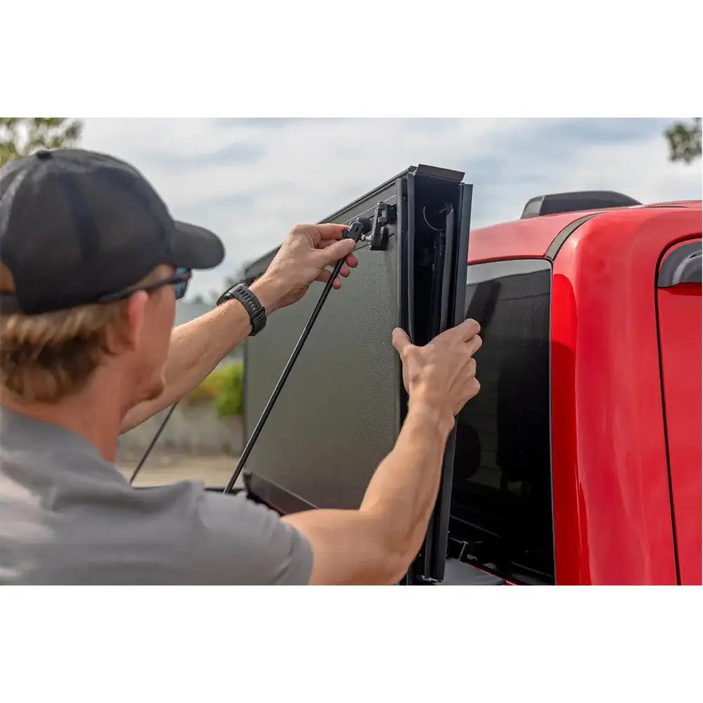 Tri-fold Flip-up Hard Cover Rough Country 5’7’ - Ford F150 15-20 - 13