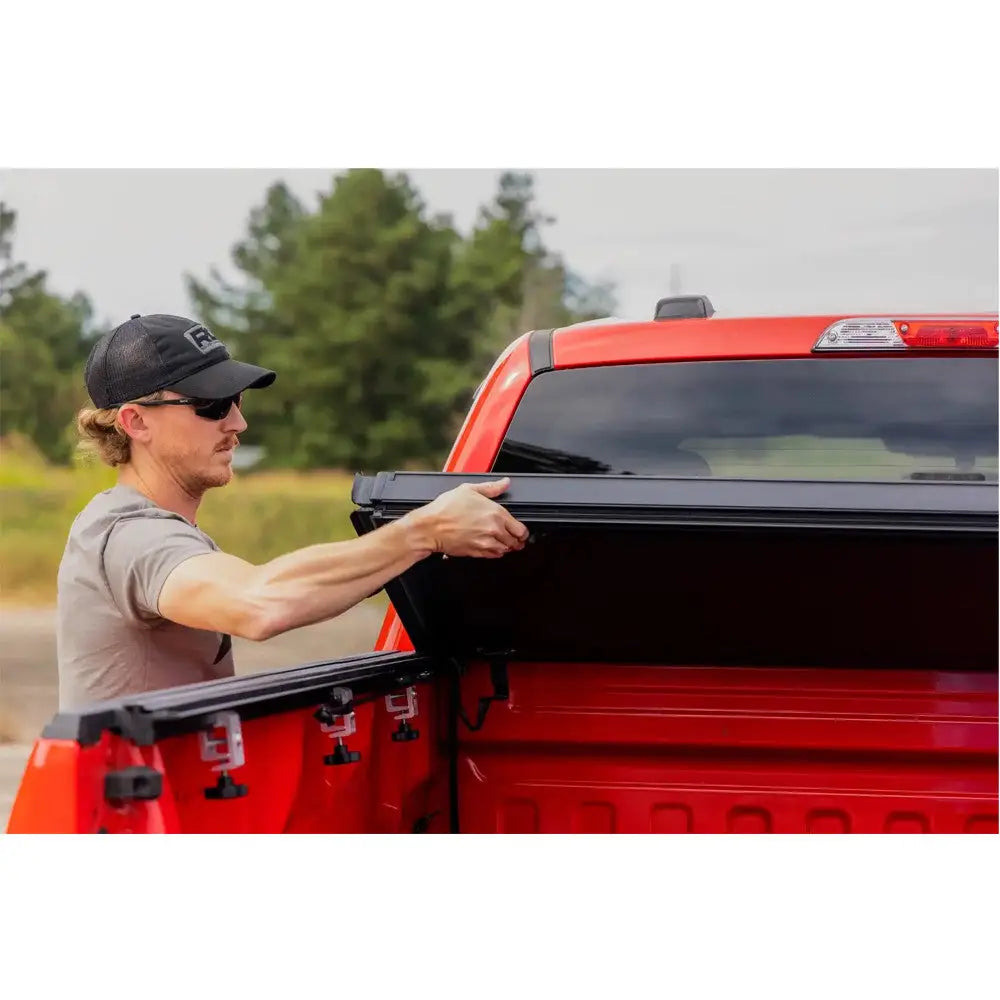 Tri-fold Flip-up Hard Cover Rough Country 5’7’ - Ford F150 15-20 - 16