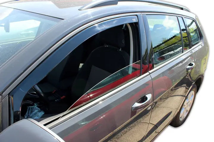 VW Golf VII vindavvisere Heko montert på siderute foran smoked transparent