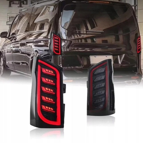 Baklykter Mercedes Vito W447 i smoke med fem røde LED-felt, sort V-Klasse bak.