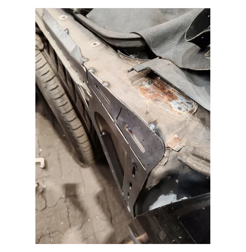 BMW E36 karosseriforsterkning side skjermhus nærbilde stålplate