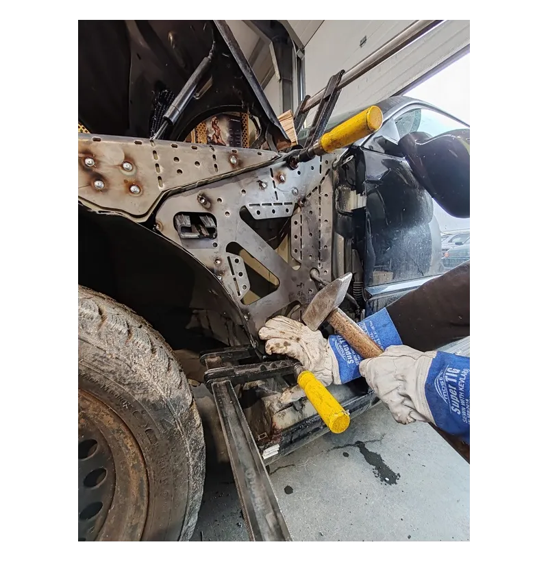 Nærbilde av BMW E46 forskjerm sideforsterkning Swagier laserskåret stålplate
