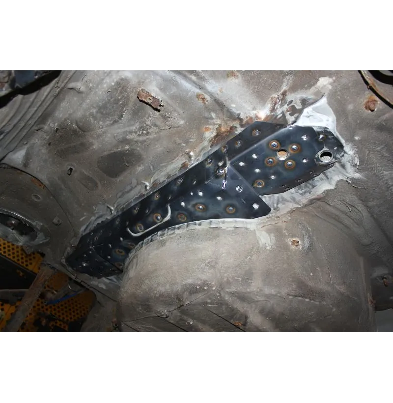 Detaljbilde av BMW E46 bakre gulvforsterkning V2 PRO i 3 mm S355 stål fra Swagier